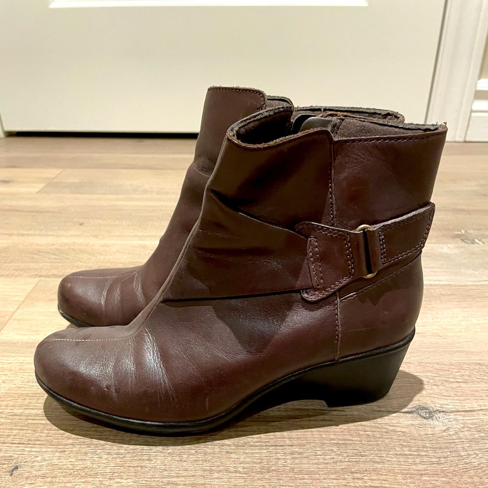 Brown Boots with small heel - Size 7